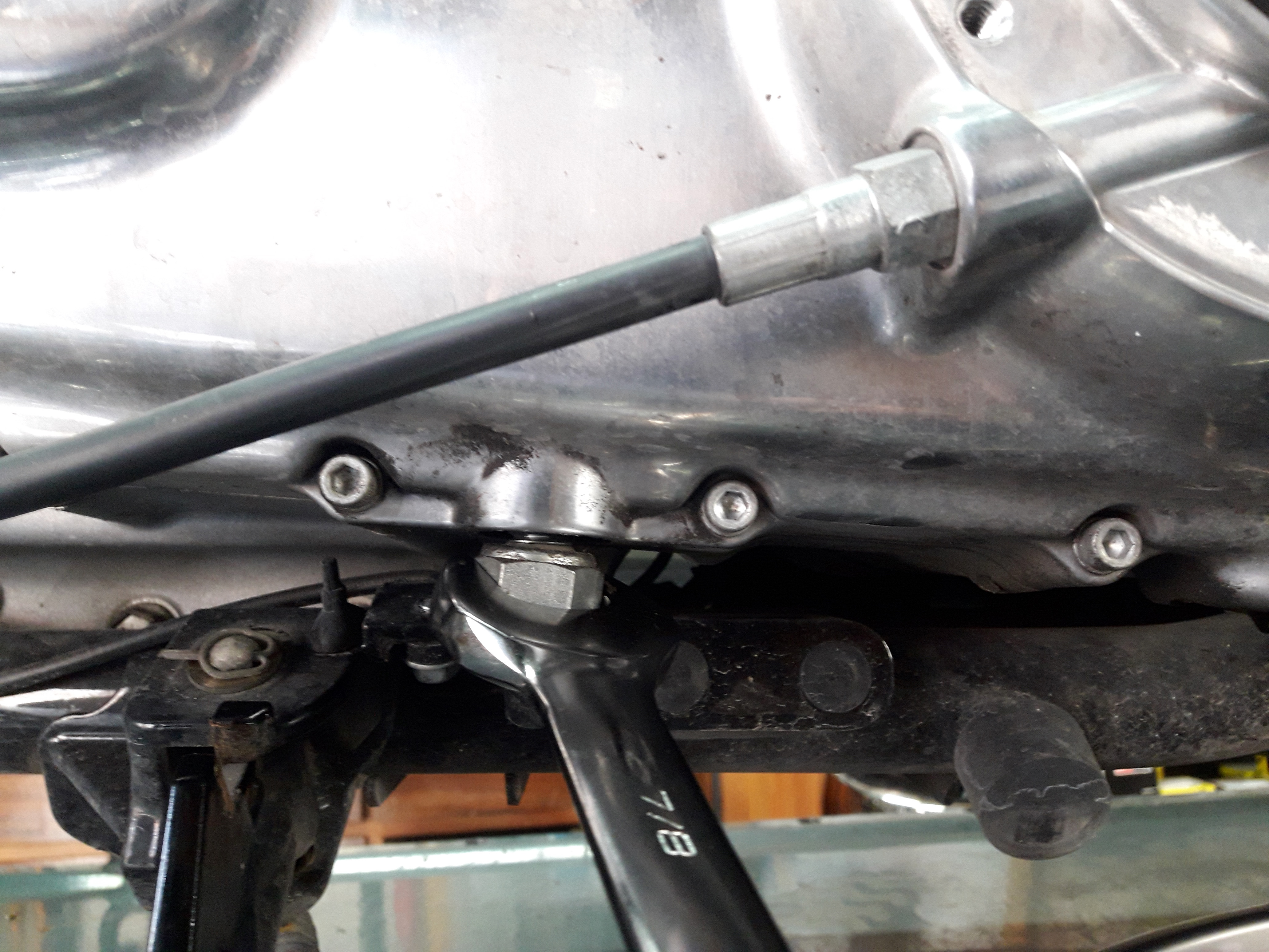  AFLOJAR TUERCA TENSOR CADENA PRIMARÍA